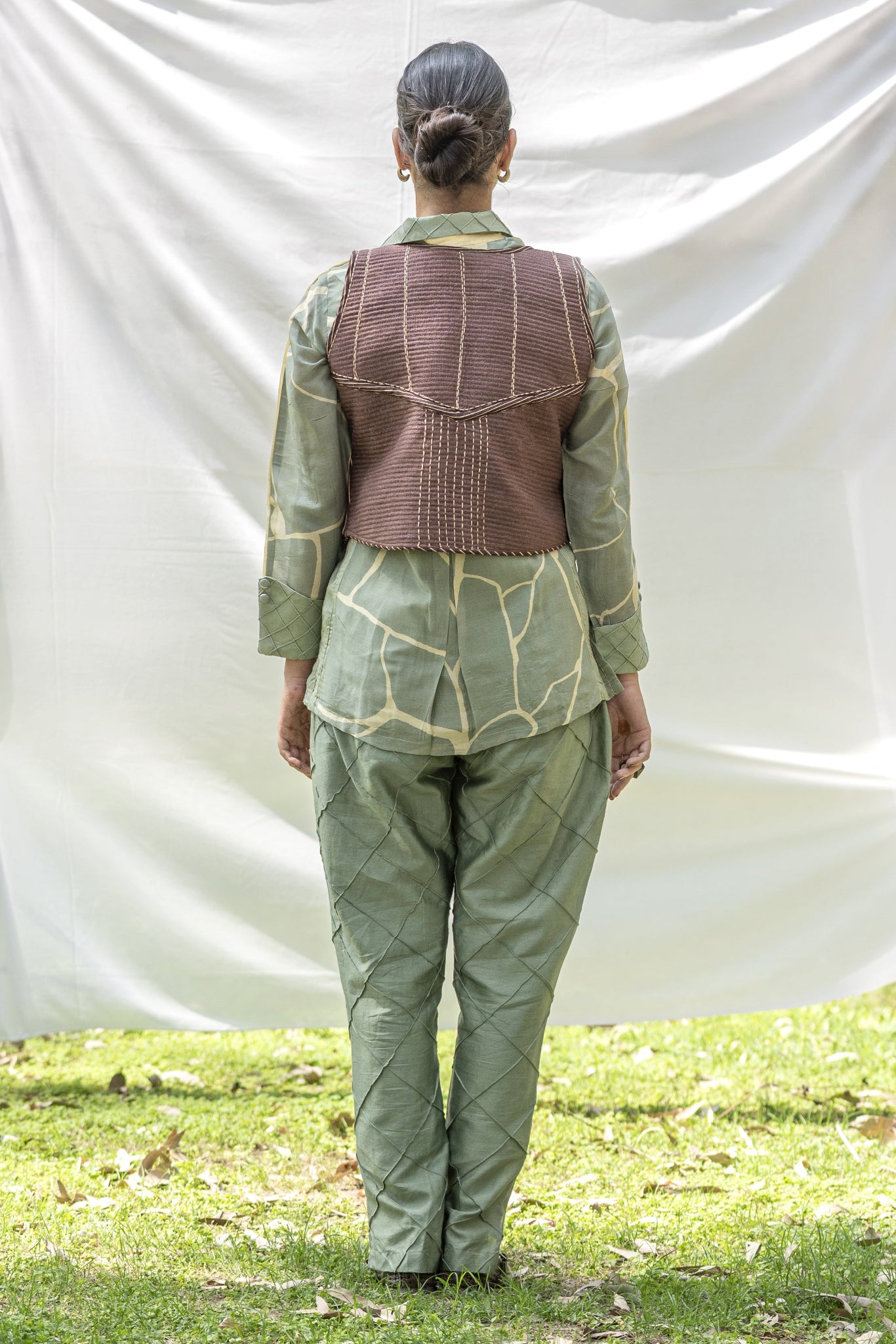 Luxury sleeveless layering jacket with kintsugi print