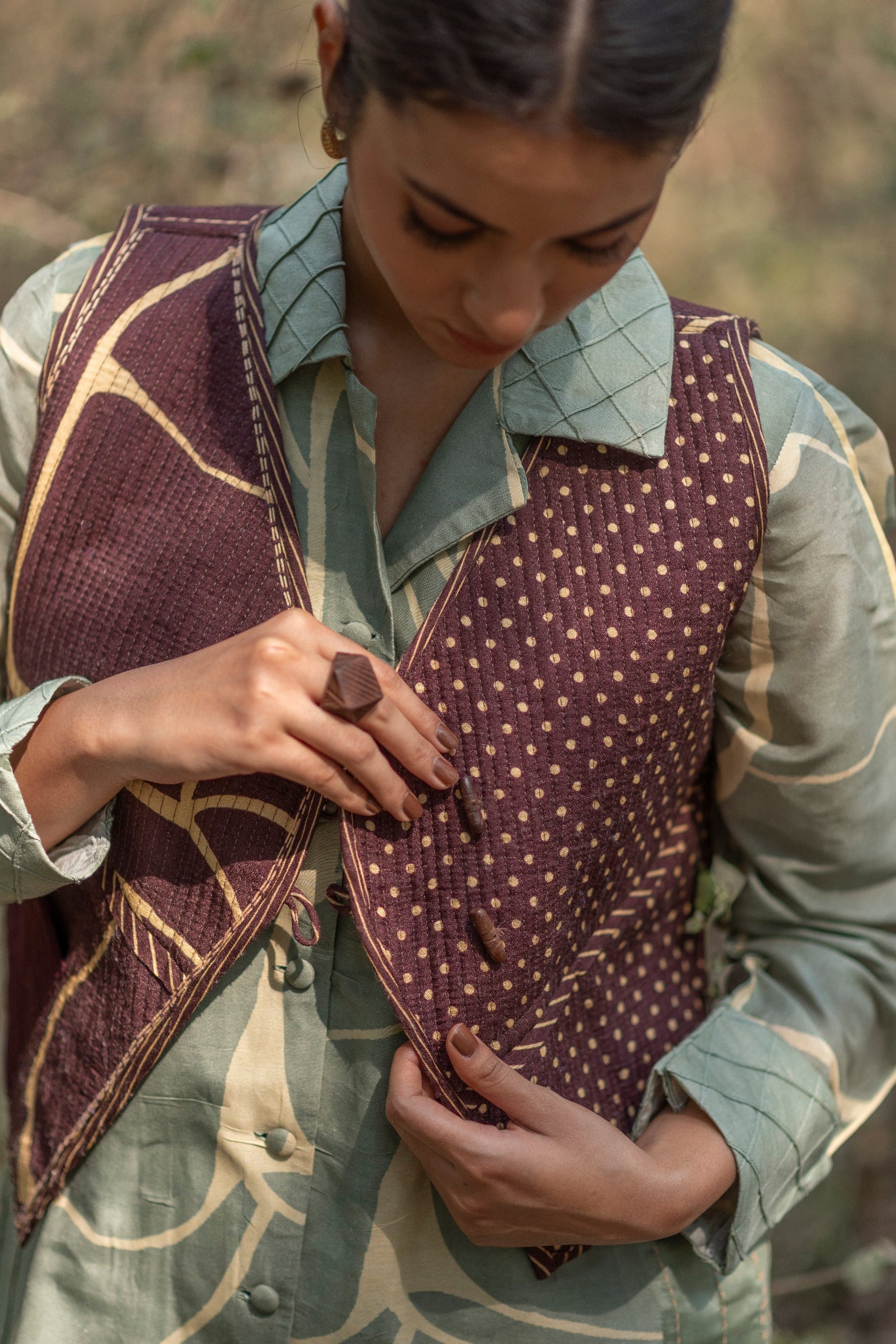 Luxury sleeveless layering jacket with kintsugi print